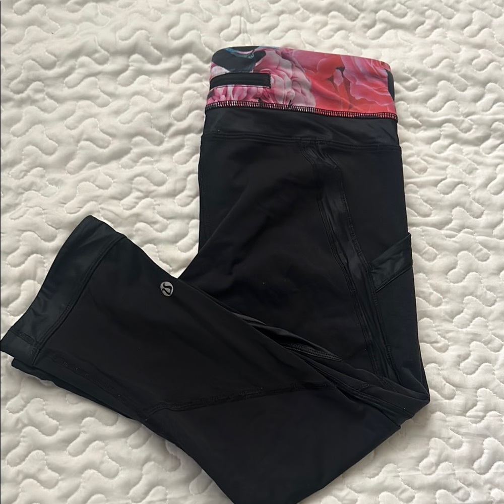 Lululemon Chase Me Crop II
Leggings Black Floral Secret
Garden